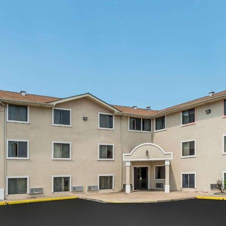 Quality Inn & Suites Earth City Exteriör bild