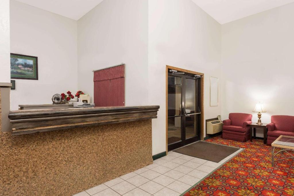 Quality Inn & Suites Earth City Exteriör bild