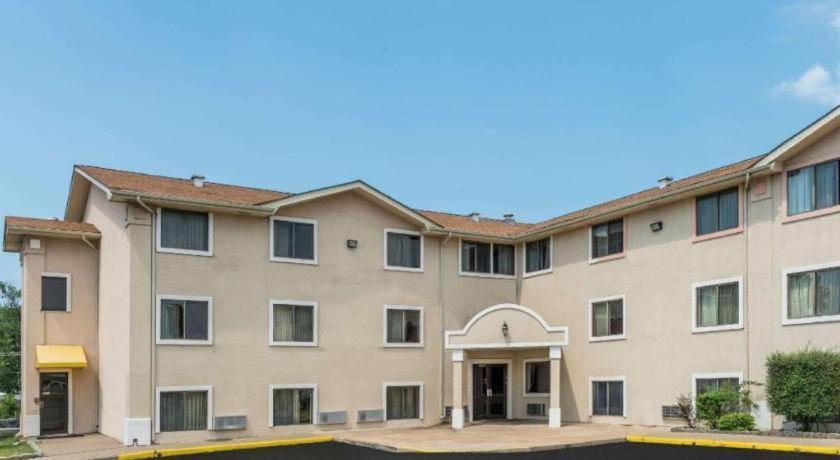 Quality Inn & Suites Earth City Exteriör bild